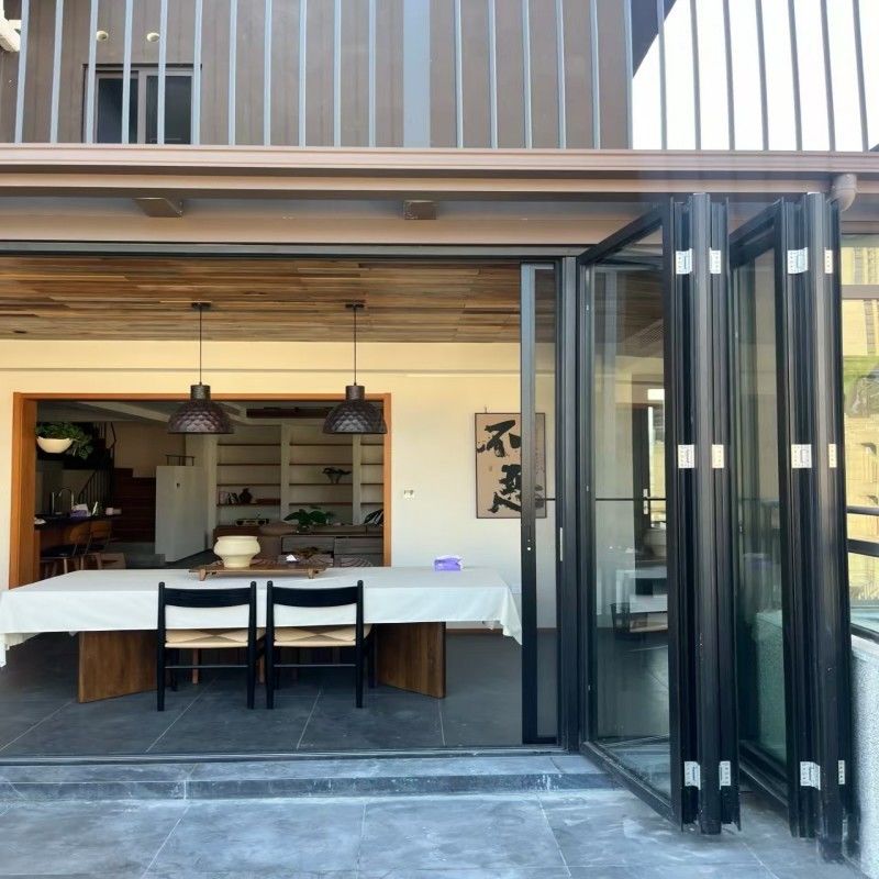 Высокопроизводительная алюминиевая складная стеклянная дверь с терморазрывом и двойным остеклением для наружных пространств