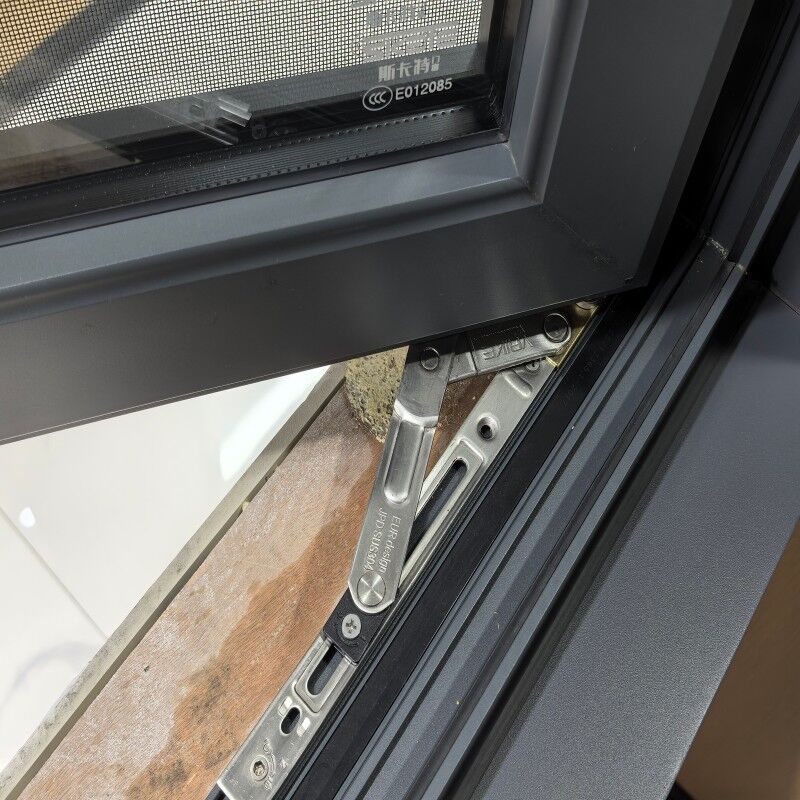 Современное алюминиевое распашное окно с порошковым покрытием и сертификатом NFRC, соответствующее современному дизайну, с несколькими слоями уплотнения