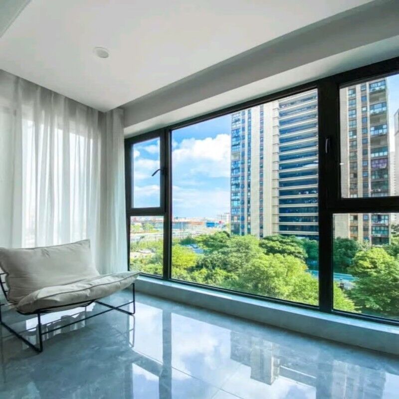 Сертифицированное по California Title 24 алюминиевое распашное окно с многоточечной системой запирания и усиленными петлями для современных домов